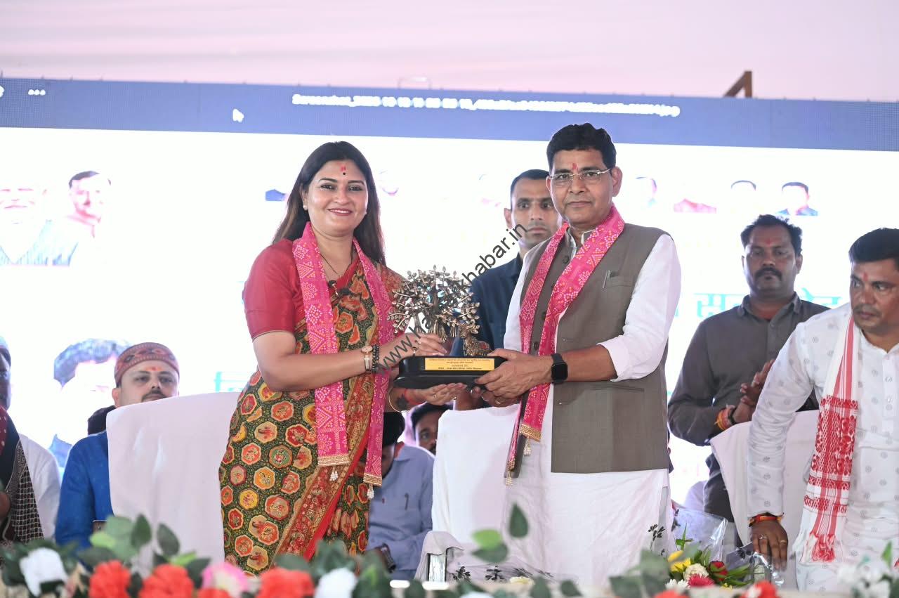 वनांचल के विकास को ऐतिहासिक सौगात: विधायक भावना बोहरा की पहल से बेटियों को मिलेगी मुफ्त बस सेवा, कुई-कुकदूर में ₹5.96 करोड़ के विकास कार्यों का लोकार्पण-भूमिपूजन, तीन शासकीय कॉलेजों के लिए ₹7.50 करोड़ की बड़ी घोषणा; नए महाविद्यालय भवन, तहसील कार्यालय और महतारी सदनों से बदलेगी क्षेत्र की तस्वीर